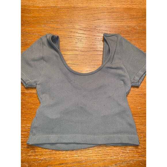 Green Short Sleeve Twist Front Crop Top - Picture 3 of 3
